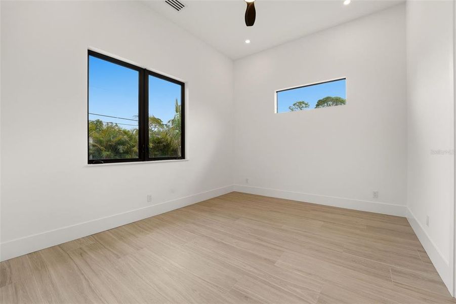 Spacious, unfurnished interior of a new home in , Sarasota (Image 22).