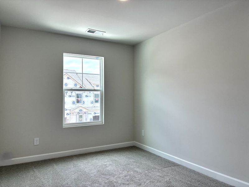 Spacious, unfurnished interior of a new home in Holly Ridge, Greenville (Image 10).