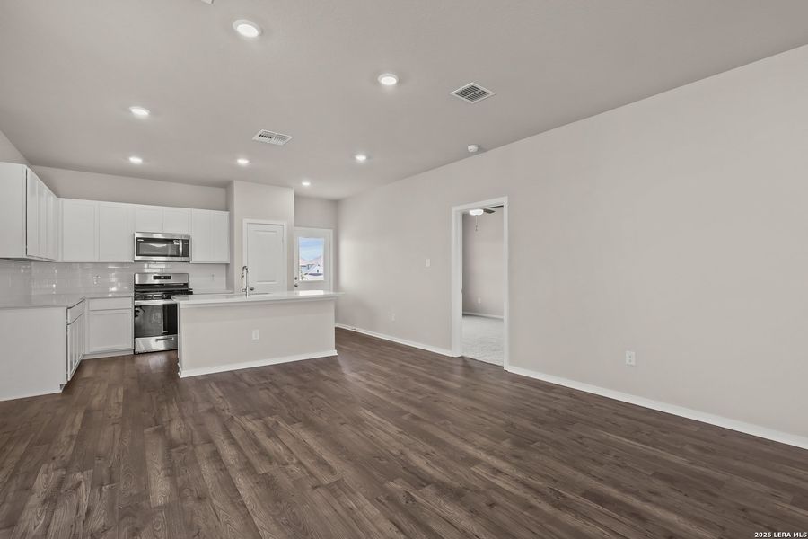 Spacious, unfurnished interior of a new home in The Parklands, Schertz (Image 26).