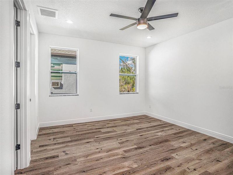 Spacious, unfurnished interior of a new home in , Tampa (Image 25).