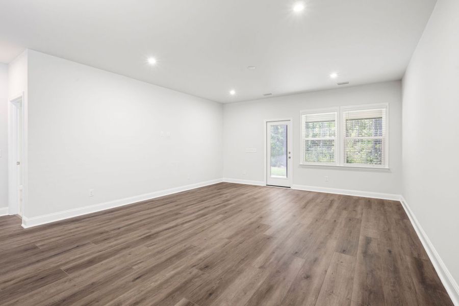 Spacious, unfurnished interior of a new home in Waterways, Richmond Hill (Image 31).