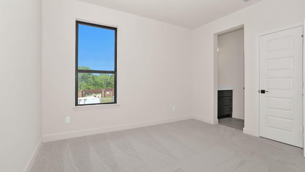 Spacious, unfurnished interior of a new home in Sienna, Missouri City (Image 11).