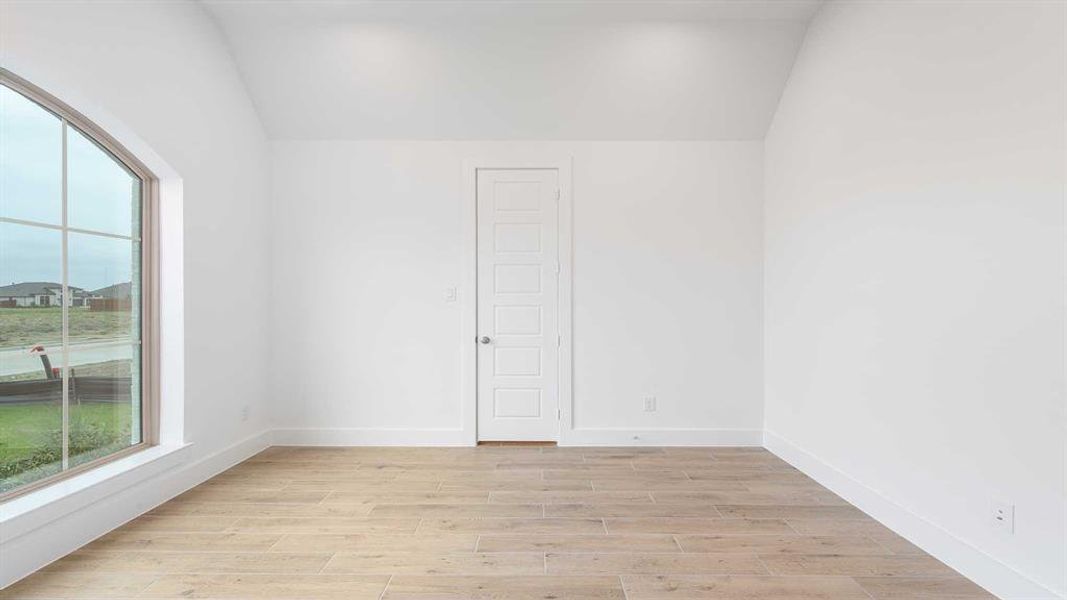 Spacious, unfurnished interior of a new home in Myrtle Creek 60', Waxahachie (Image 15).