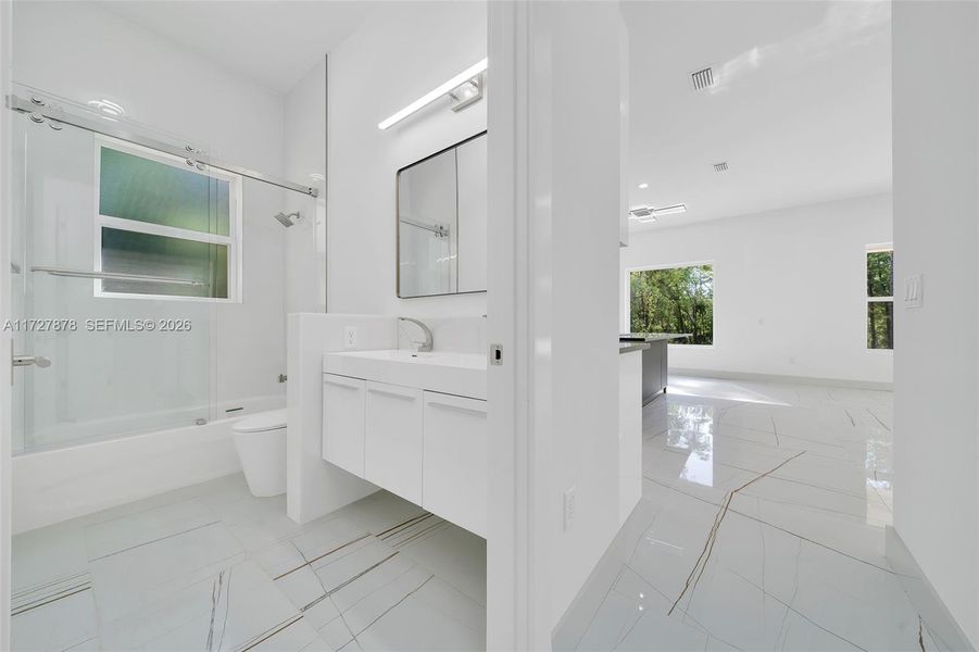 FULL BATHROOM FULL BATHROOM