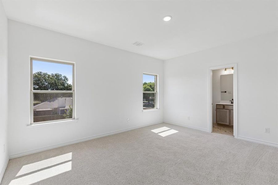 Spacious, unfurnished interior of a new home in Cambridge Manor, North Richland Hills (Image 26).