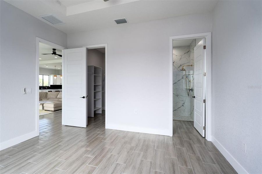 Spacious, unfurnished interior of a new home in , Rotonda West (Image 23).