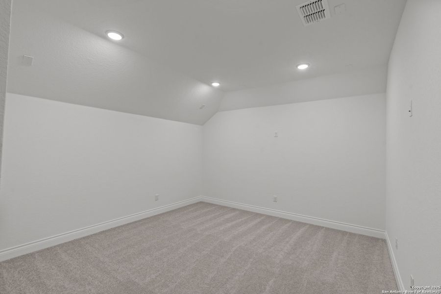 Spacious, unfurnished interior of a new home in Bison Ridge, San Antonio (Image 33). Spacious, unfurnished interior of a new home in Bison Ridge, San Antonio (Image 33).