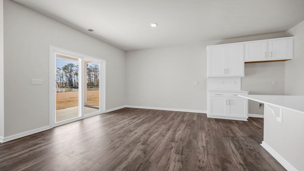 Spacious, unfurnished interior of a new home in Sease's Pond, Gilbert (Image 13).