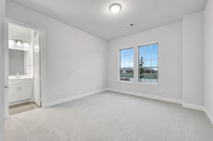 Spacious, unfurnished interior of a new home in Myrtle Creek, Waxahachie (Image 18).