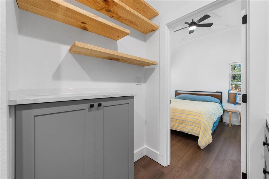 Furnished interior view inside a new home in , Mexia (Image 9).