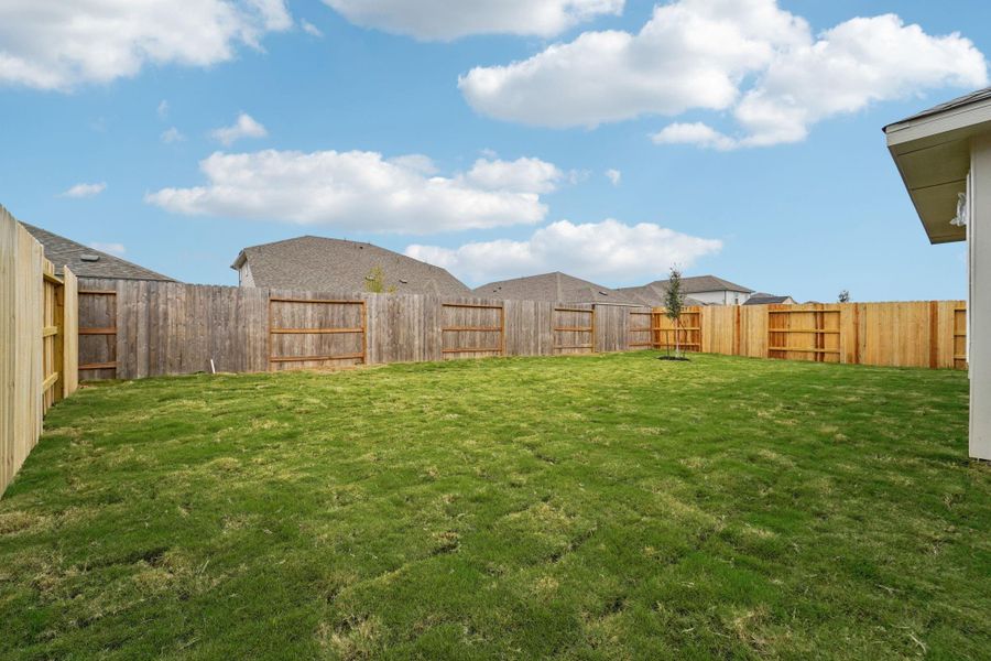 Exterior details and patio area of a home in Southwinds, Baytown (Image 25).