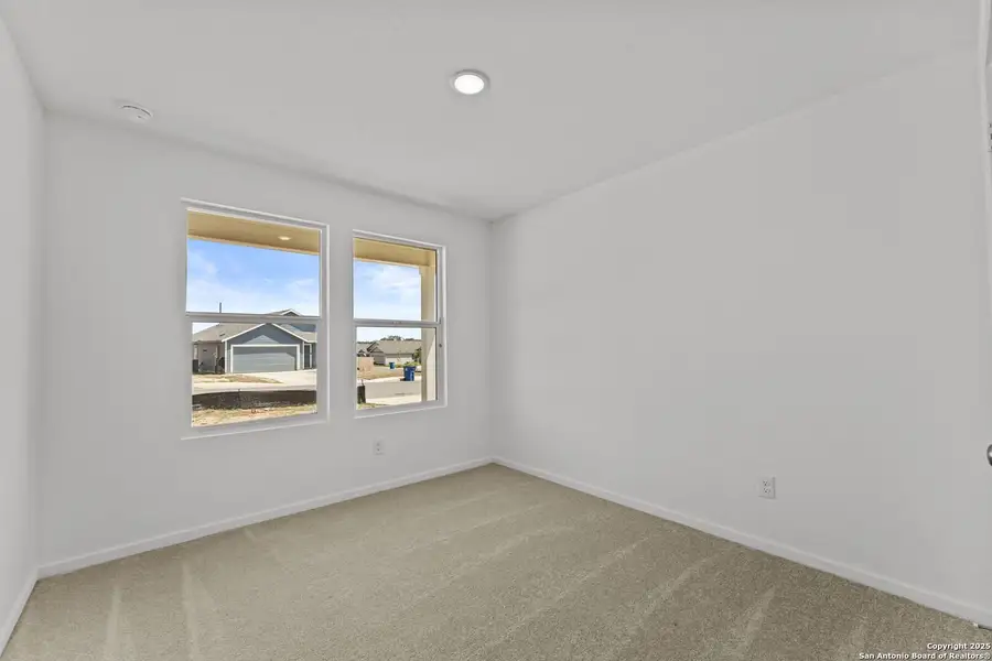 Spacious, unfurnished interior of a new home in Lodi Grove, Floresville (Image 9).