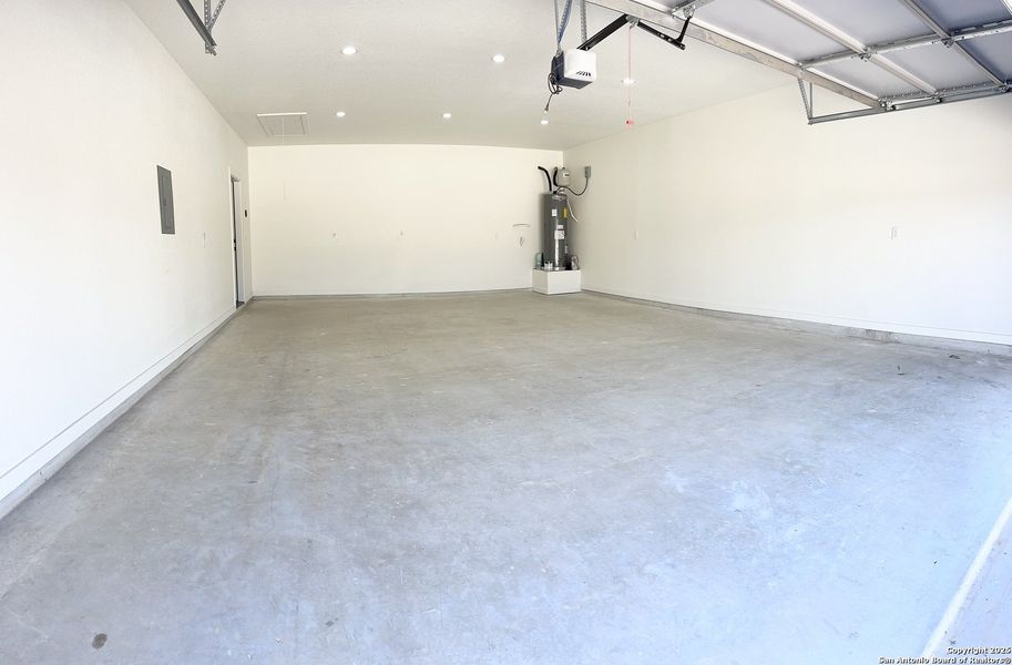 Spacious, unfurnished interior of a new home in , Natalia (Image 26).