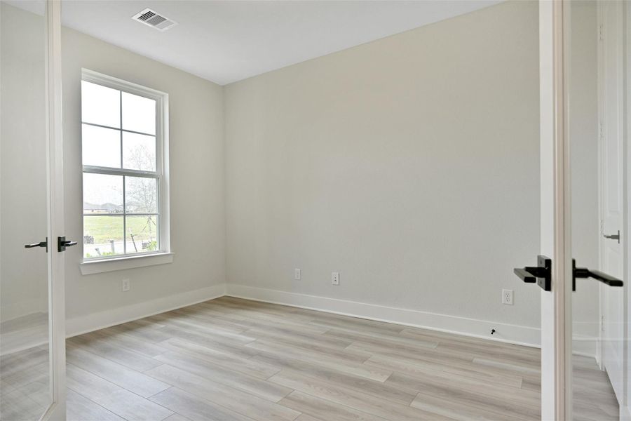Spacious, unfurnished interior of a new home in Lago Mar, Texas City (Image 35).