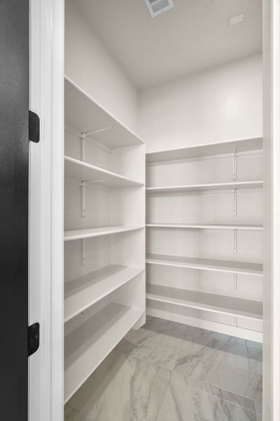 Spacious, unfurnished interior of a new home in Verdancia, El Paso (Image 21).