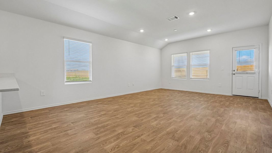 Spacious, unfurnished interior of a new home in Durango, Mustang Ridge (Image 19).