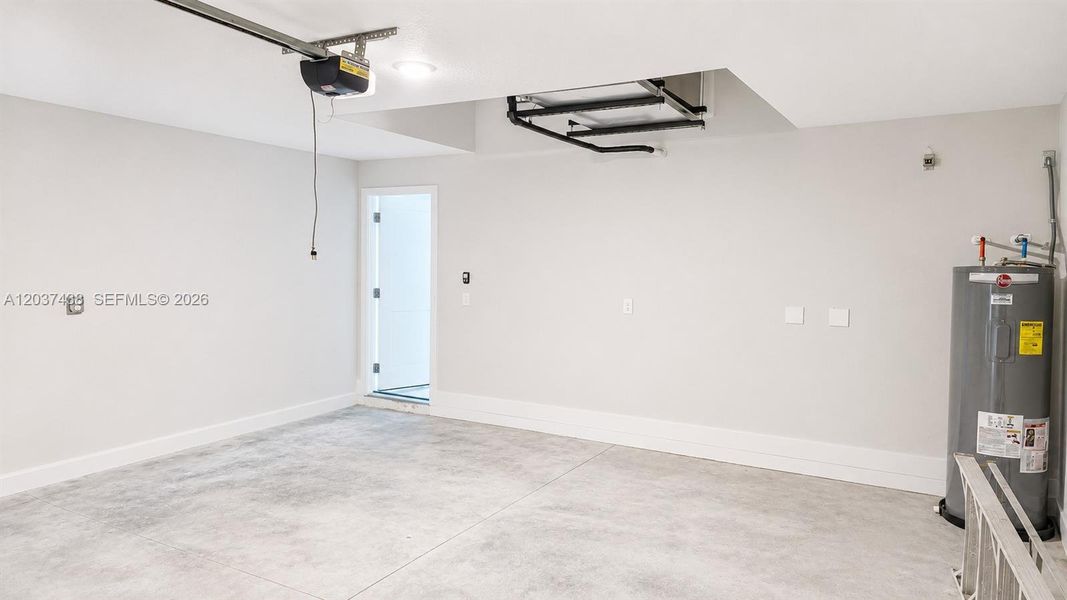 Spacious, unfurnished interior of a new home in , Lehigh Acres (Image 36).