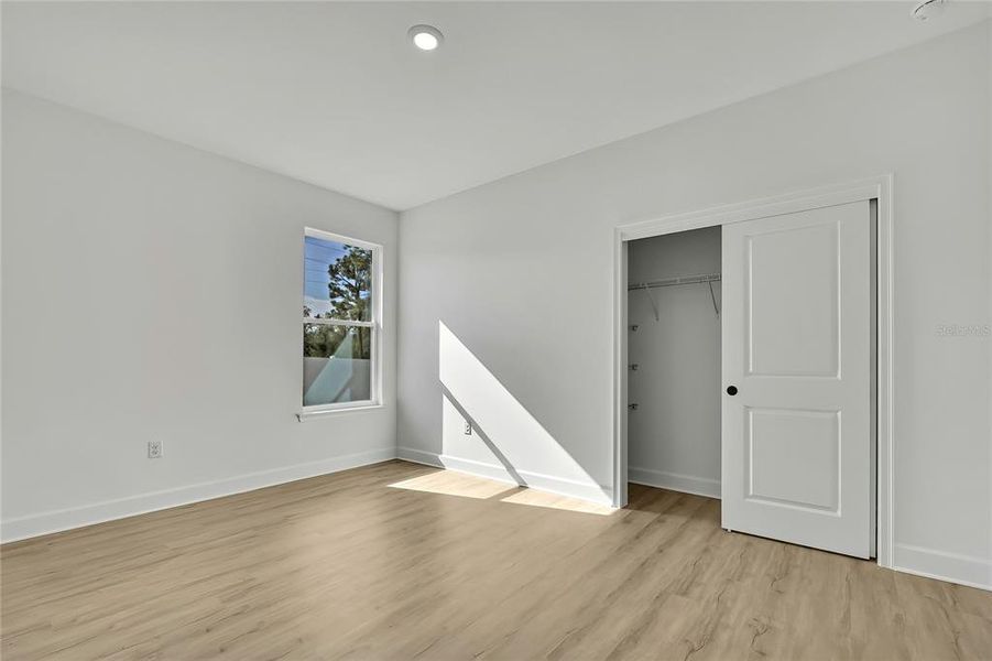 Spacious, unfurnished interior of a new home in , Weeki Wachee (Image 34).