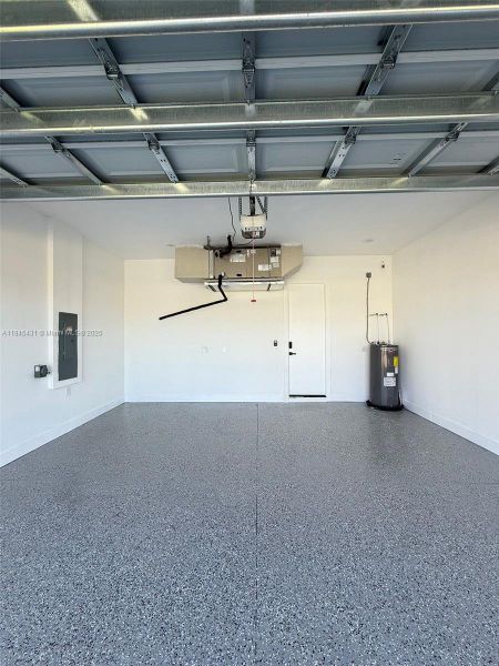 Spacious, unfurnished interior of a new home in , Cape Coral (Image 13).