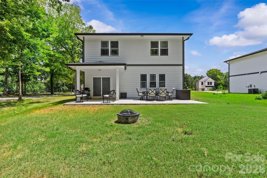 Exterior details and patio area of a home in , Charlotte (Image 4).