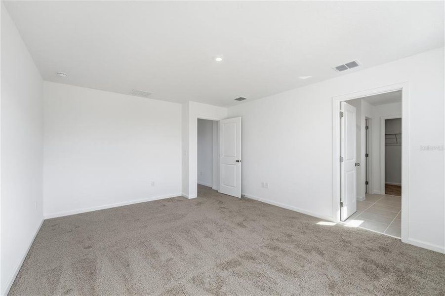 Spacious, unfurnished interior of a new home in Rainwood, Clermont (Image 24).