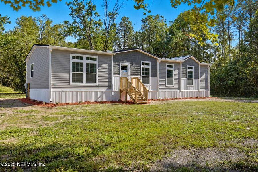 Exterior details and patio area of a home in , Macclenny (Image 24).