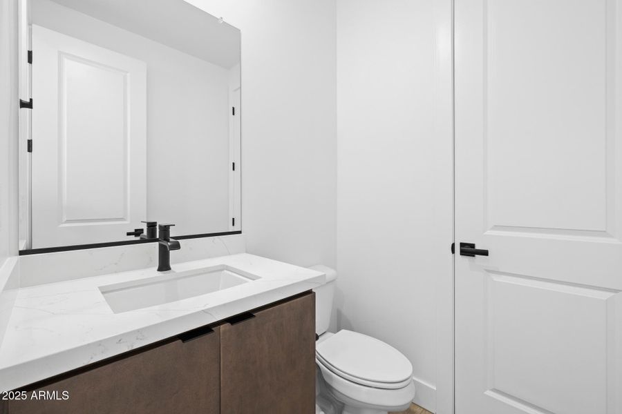 26)POWDER ROOM 26)POWDER ROOM