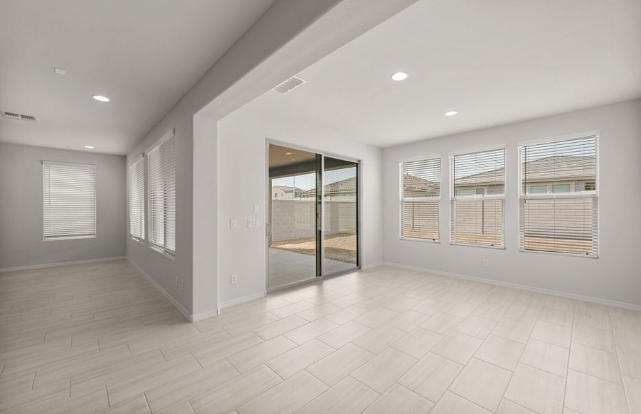 Spacious, unfurnished interior of a new home in Allen Ranches, Litchfield Park (Image 29).