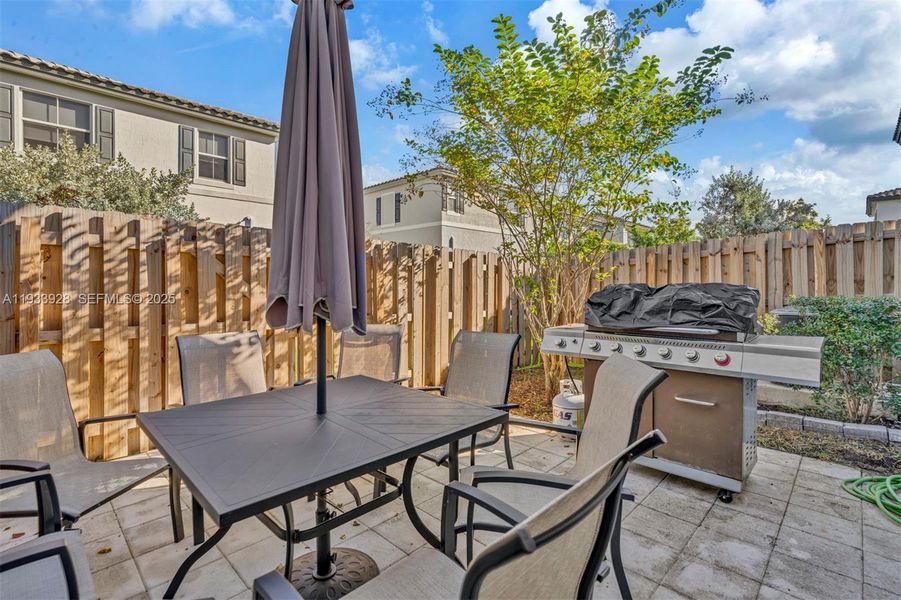 Exterior details and patio area of a home in , Coral Springs (Image 4).