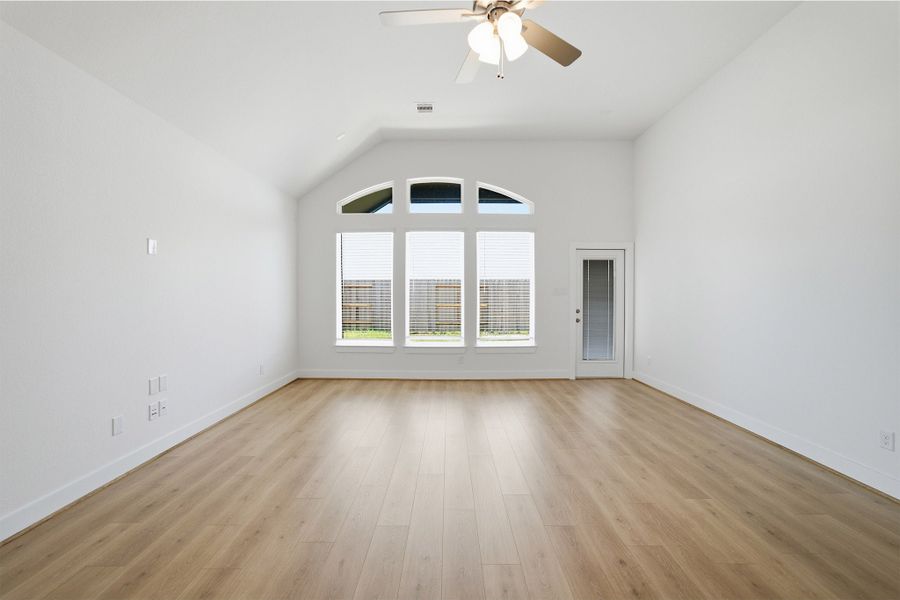 Spacious, unfurnished interior of a new home in River Ranch Meadows, Dayton (Image 60).