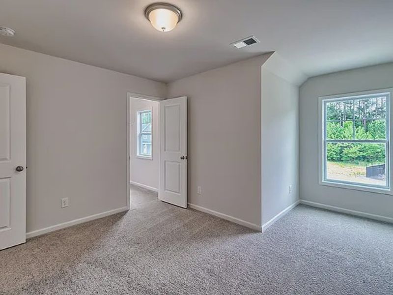 Spacious, unfurnished interior of a new home in Emanuel Creek, West Columbia (Image 13).