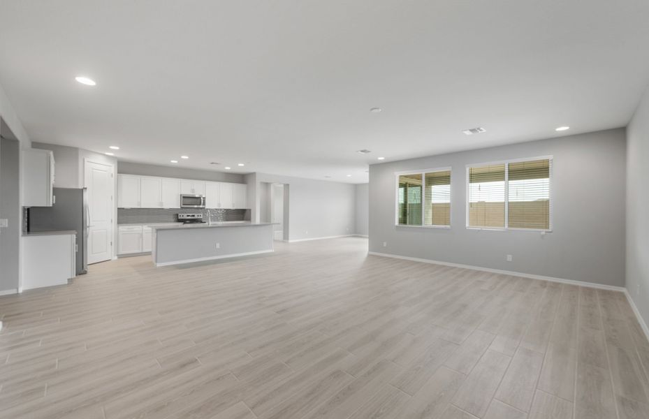 Spacious, unfurnished interior of a new home in El Rancho Santa Rosa, Maricopa (Image 15).