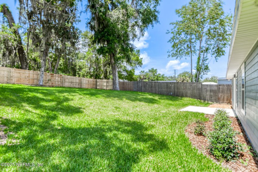 Exterior details and patio area of a home in , Palatka (Image 18).