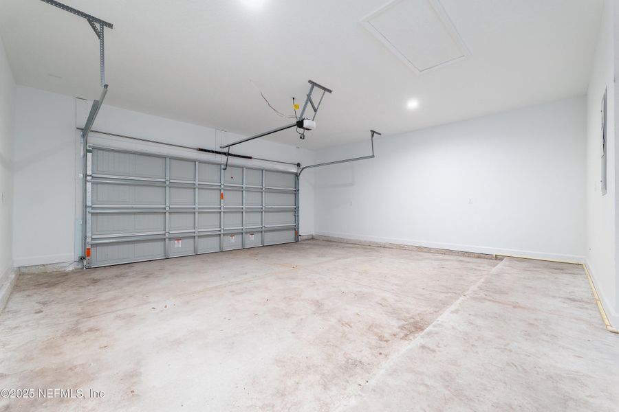 Spacious, unfurnished interior of a new home in , Middleburg (Image 29).