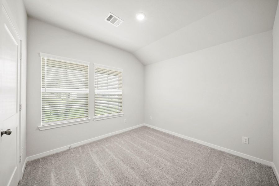 Spacious, unfurnished interior of a new home in Valor Park, Bay City (Image 22).