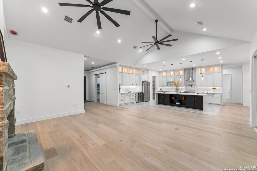 Spacious, unfurnished interior of a new home in , Bandera (Image 24).