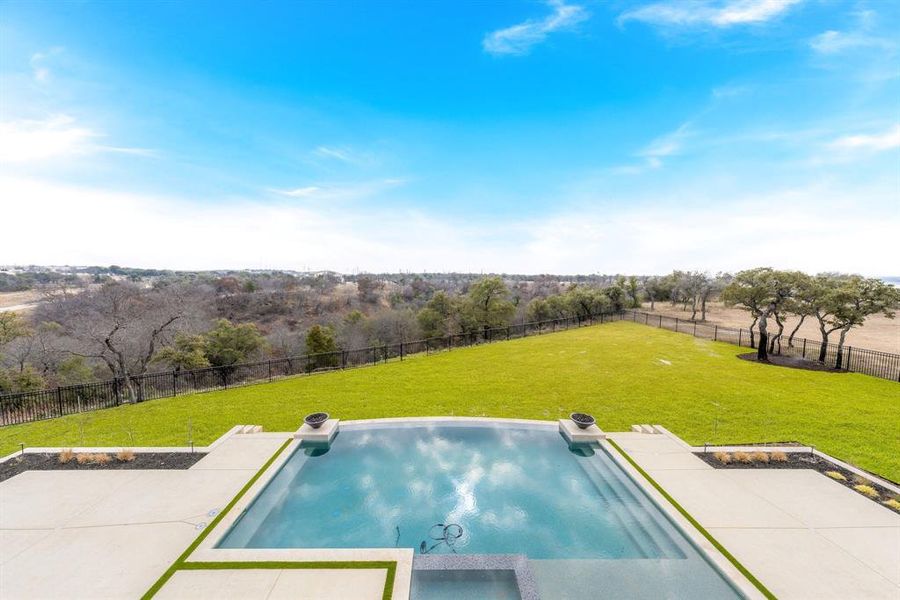 Exterior details and patio area of a home in Fleming Pointe, Fort Worth (Image 4).