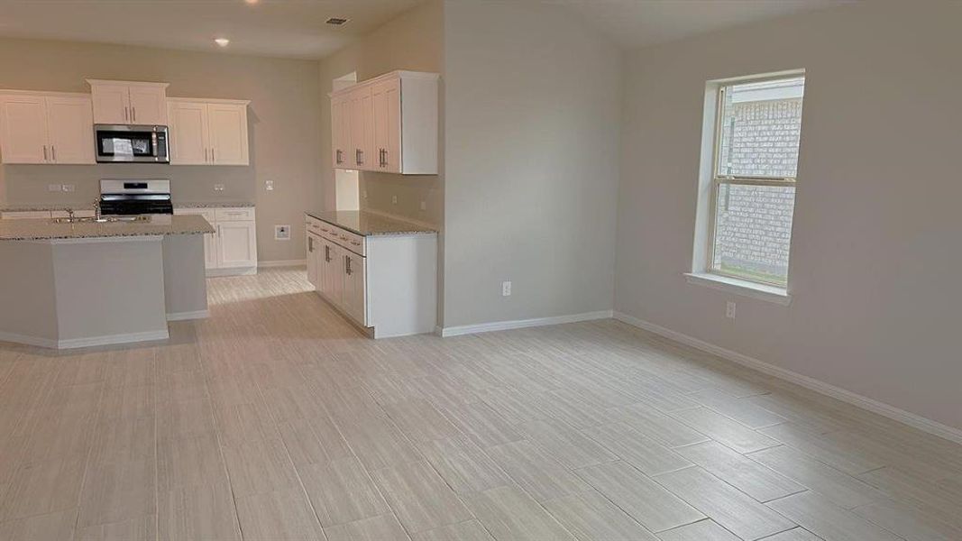 Spacious, unfurnished interior of a new home in Highlands at Chapel Creek, Fort Worth (Image 10).