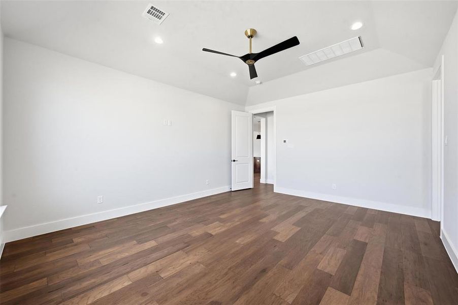 Spacious, unfurnished interior of a new home in , Aledo (Image 28).