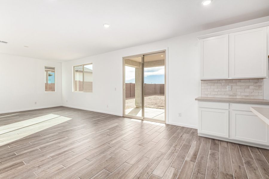 Spacious, unfurnished interior of a new home in Bella Vista Farms, San Tan Valley (Image 6).