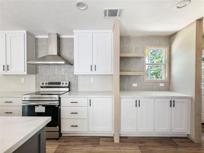 Furnished interior view inside a new home in , Gainesville (Image 6).