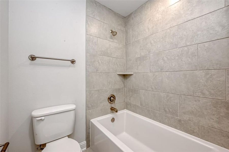 Representative furnished interior of a home built from the Plan 2500 by Adams Homes in The Bluffs at Lafayette, Freeport (Image 17).