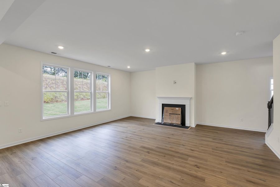 Spacious, unfurnished interior of a new home in Lynbrook, Boiling Springs (Image 15).