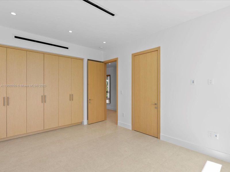 Spacious, unfurnished interior of a new home in , Miami Shores (Image 19).