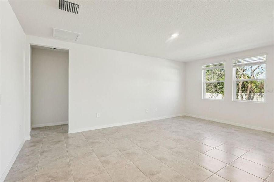 Spacious, unfurnished interior of a new home in Bradbury Creek - Signature Series, Haines City (Image 16).