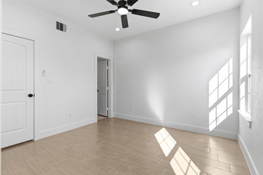 Spacious, unfurnished interior of a new home in , Houston (Image 40).