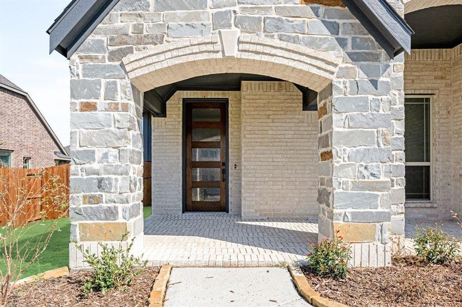 Exterior details and patio area of a home in Sable Creek, Sanger (Image 3).