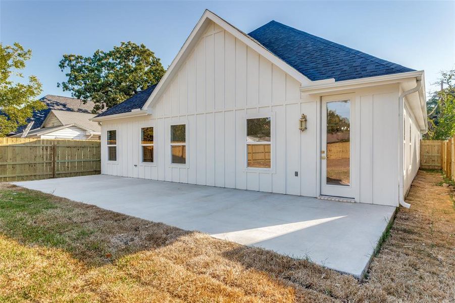 Exterior details and patio area of a home in , Lake Worth (Image 15).