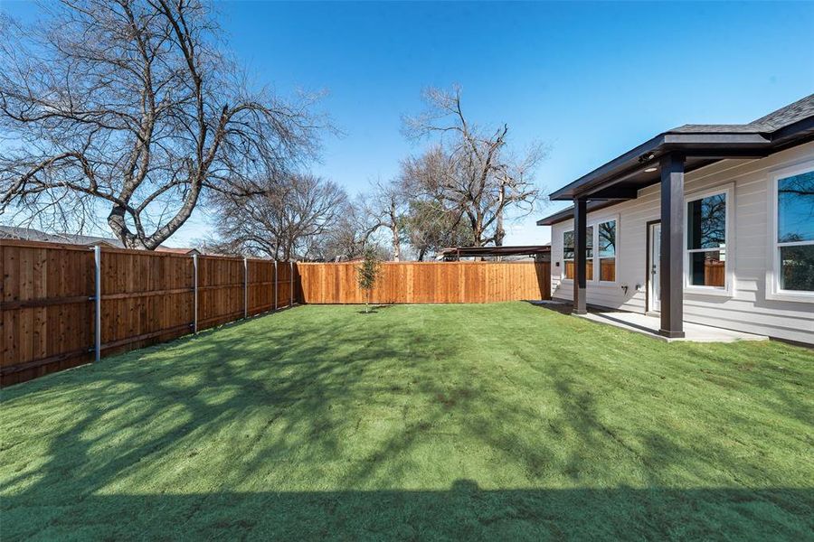 Exterior details and patio area of a home in , Dallas (Image 4).