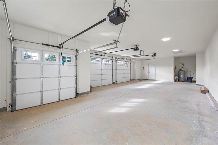 Spacious, unfurnished interior of a new home in , Gainesville (Image 39).